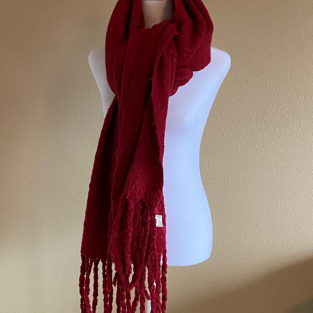 Burgundy scarf in polyester.